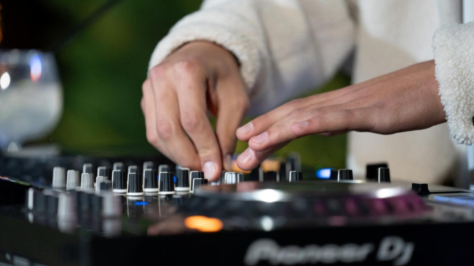 The Abdali Boulevard Hotel Amman Ngoại thất bức ảnh A DJ using a CDJ-2000