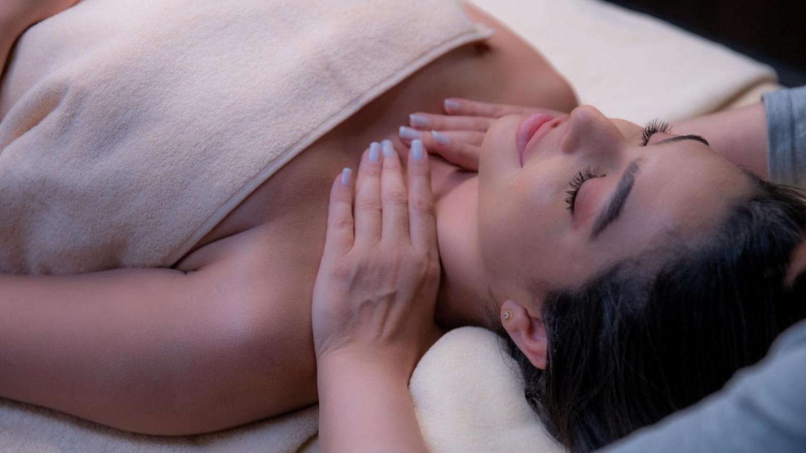 The Abdali Boulevard Hotel Amman Ngoại thất bức ảnh A woman receiving a facial massage