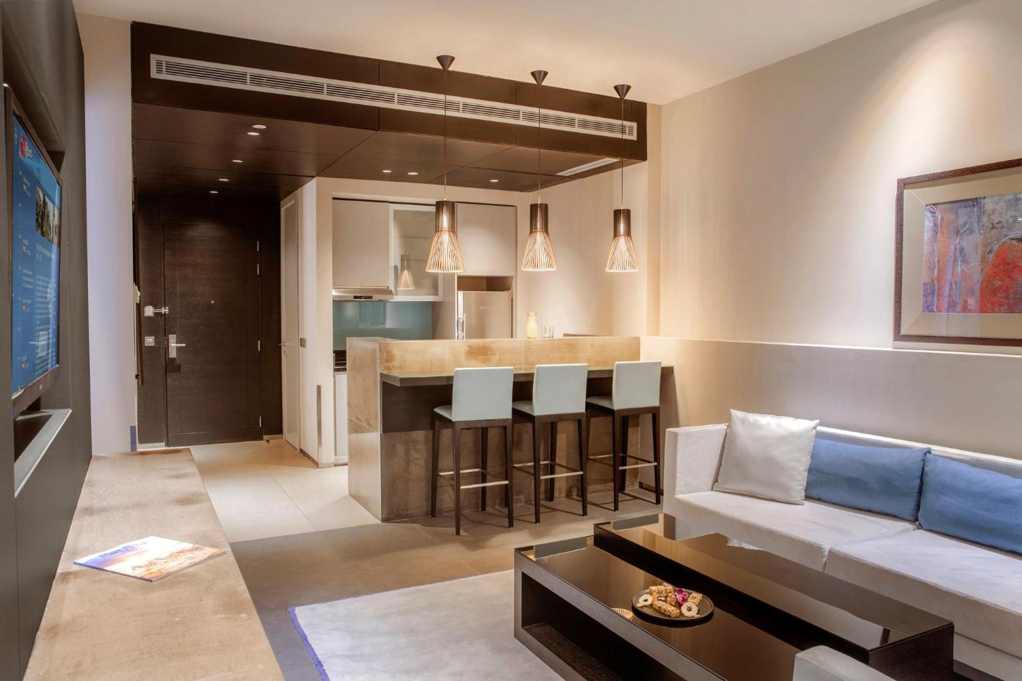 The Abdali Boulevard Hotel Amman Ngoại thất bức ảnh A living room with a kitchenette