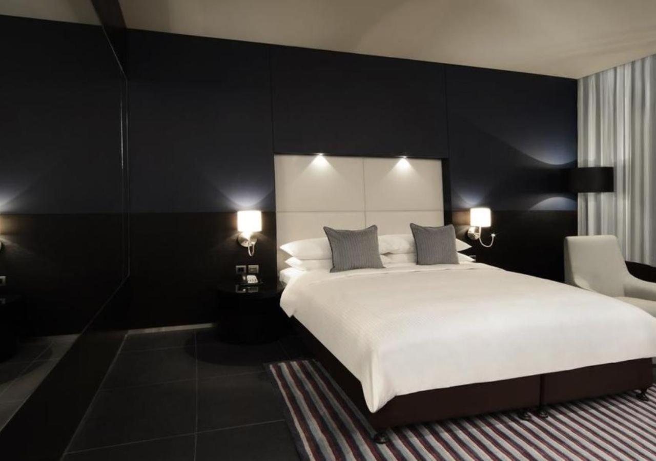 The Abdali Boulevard Hotel Amman Ngoại thất bức ảnh A bedroom at the hotel
