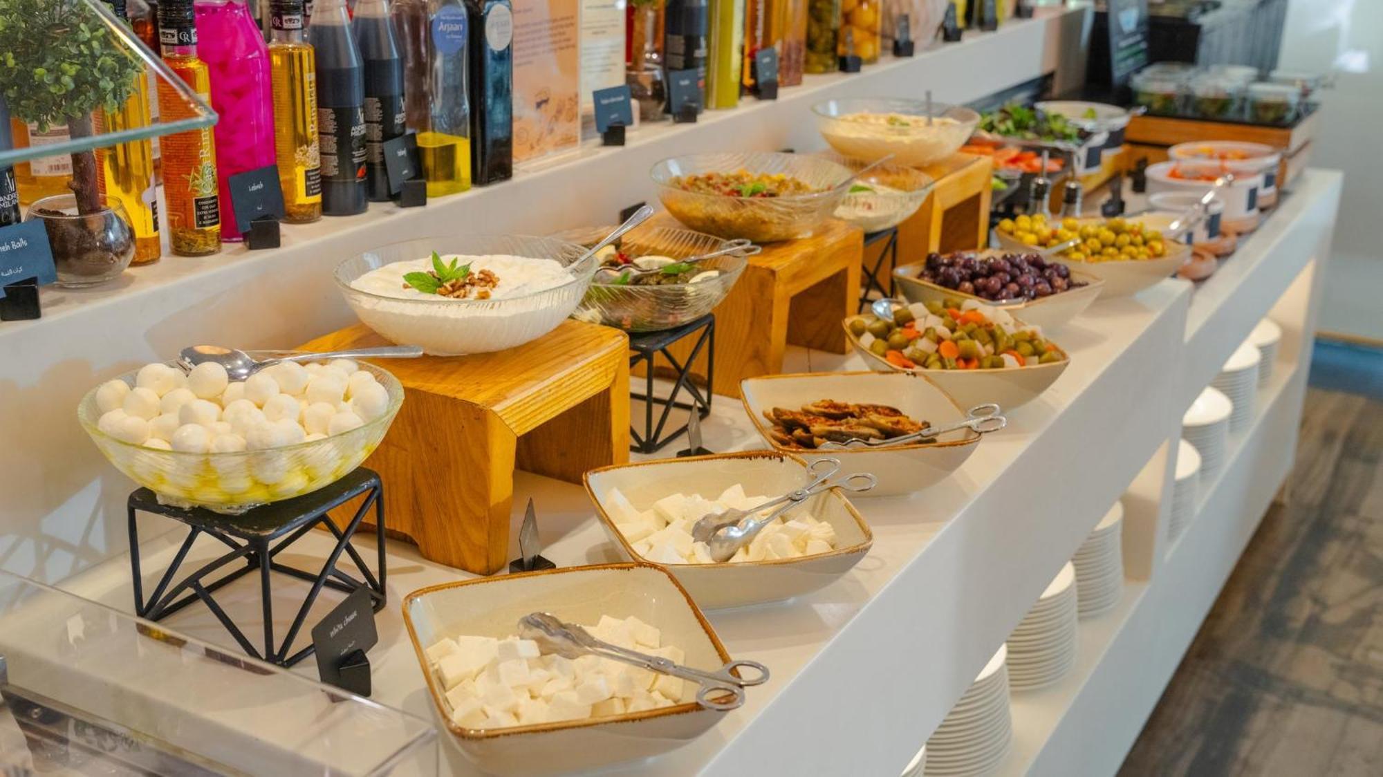The Abdali Boulevard Hotel Amman Ngoại thất bức ảnh A selection of Greek meze