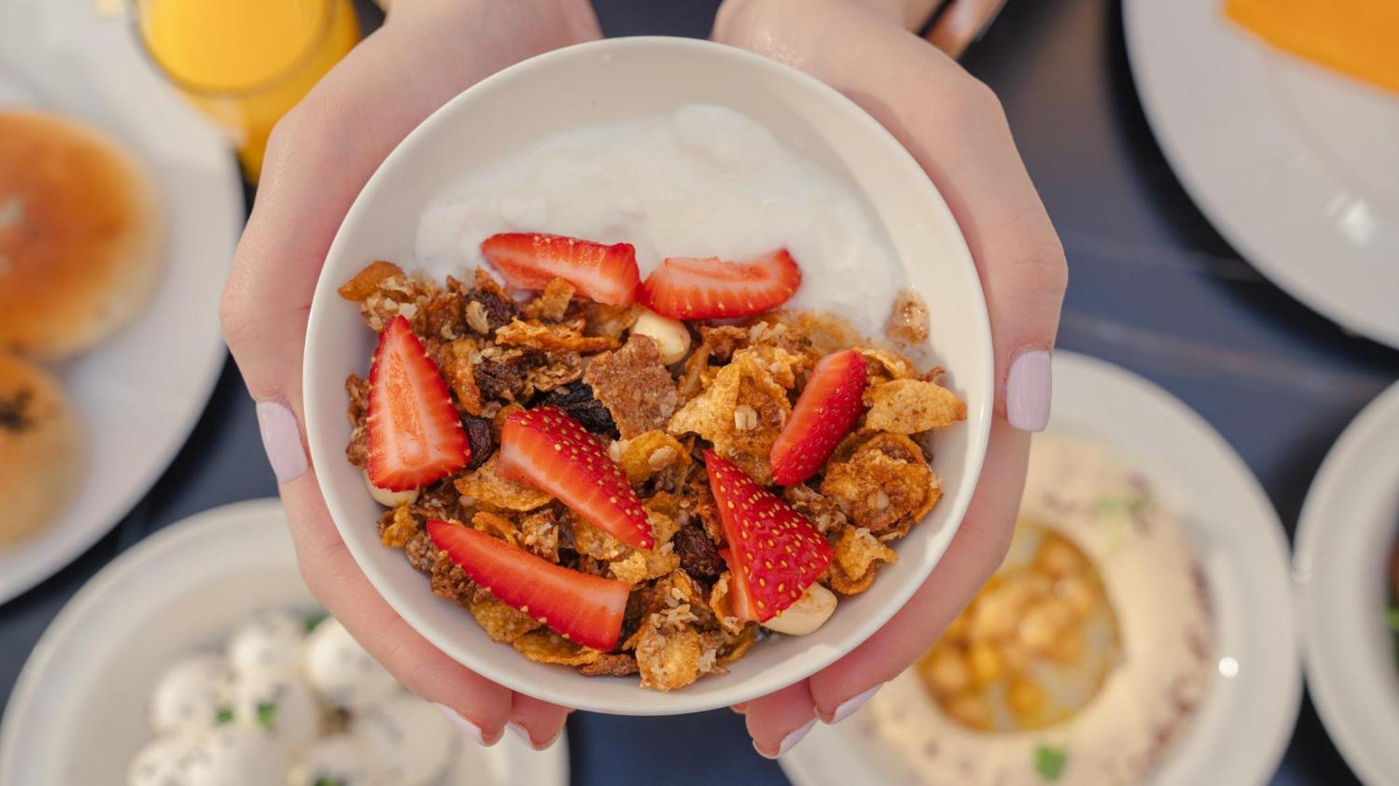 The Abdali Boulevard Hotel Amman Ngoại thất bức ảnh A bowl of granola with strawberries
